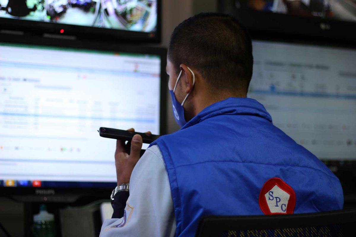 Operador de la central de monitoreo SEPECOL